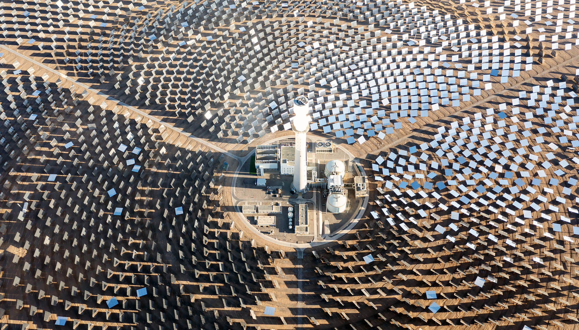 Vista aerea della produzione di energia solare termico a concentrazione