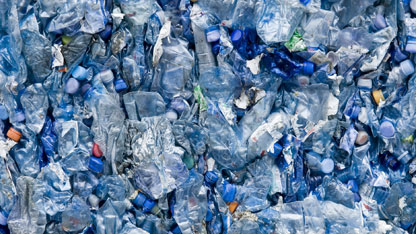 Un mucchio di spazzatura di plastica blu.