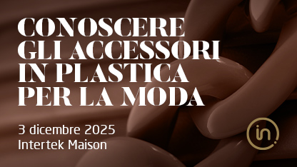 Close up di una catena composta da anelli marroni lucidi in materiale plastico, posta su una superficie marrone