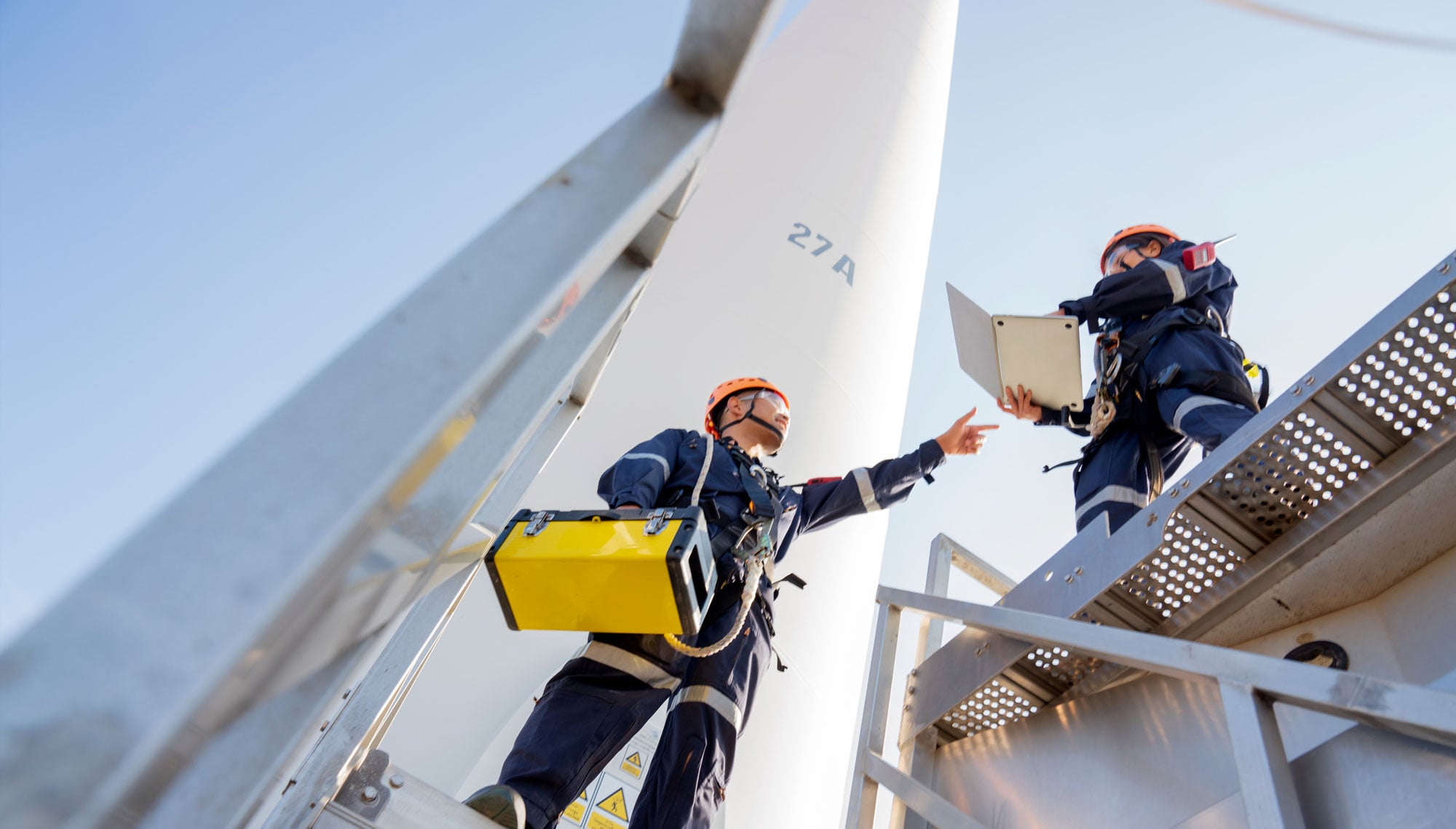 Operai al lavoro su una turbina eolica.
