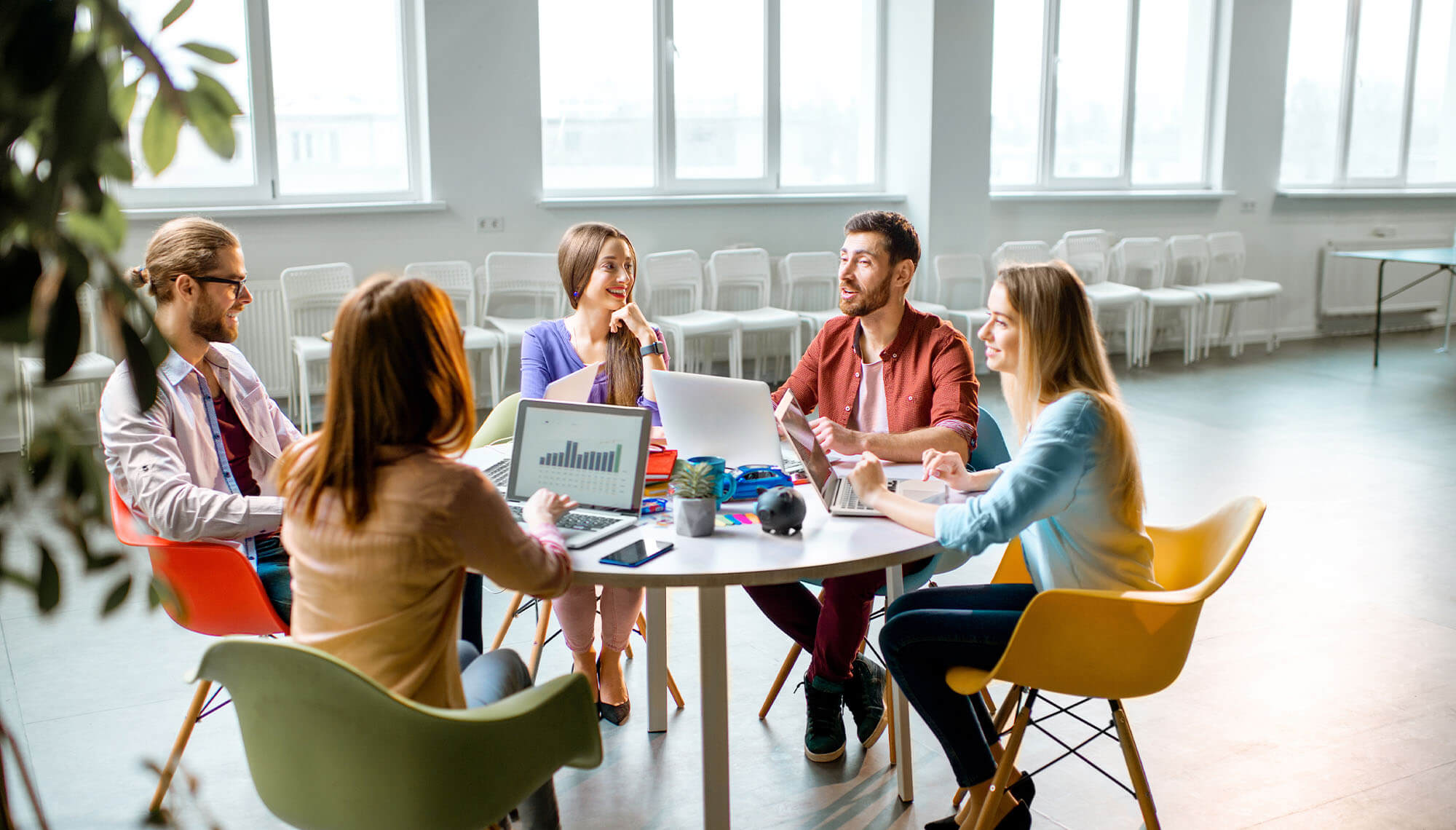persone che lavorano intorno ad un tavolo