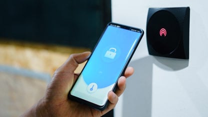 smartphone che si connette ad un sensore di allarme