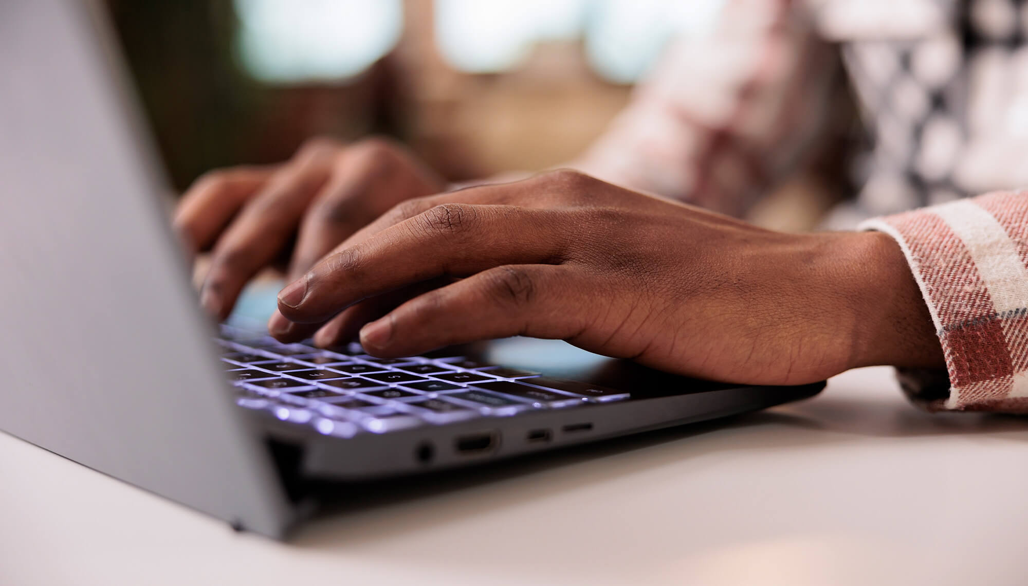 mani di uomo che scrivono al computer