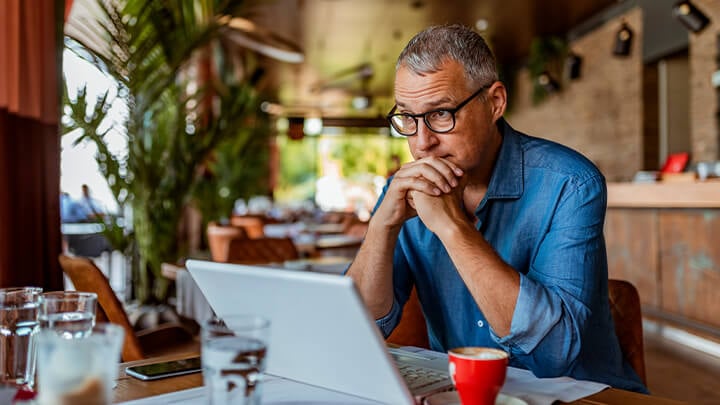 uomo che lavora al computer
