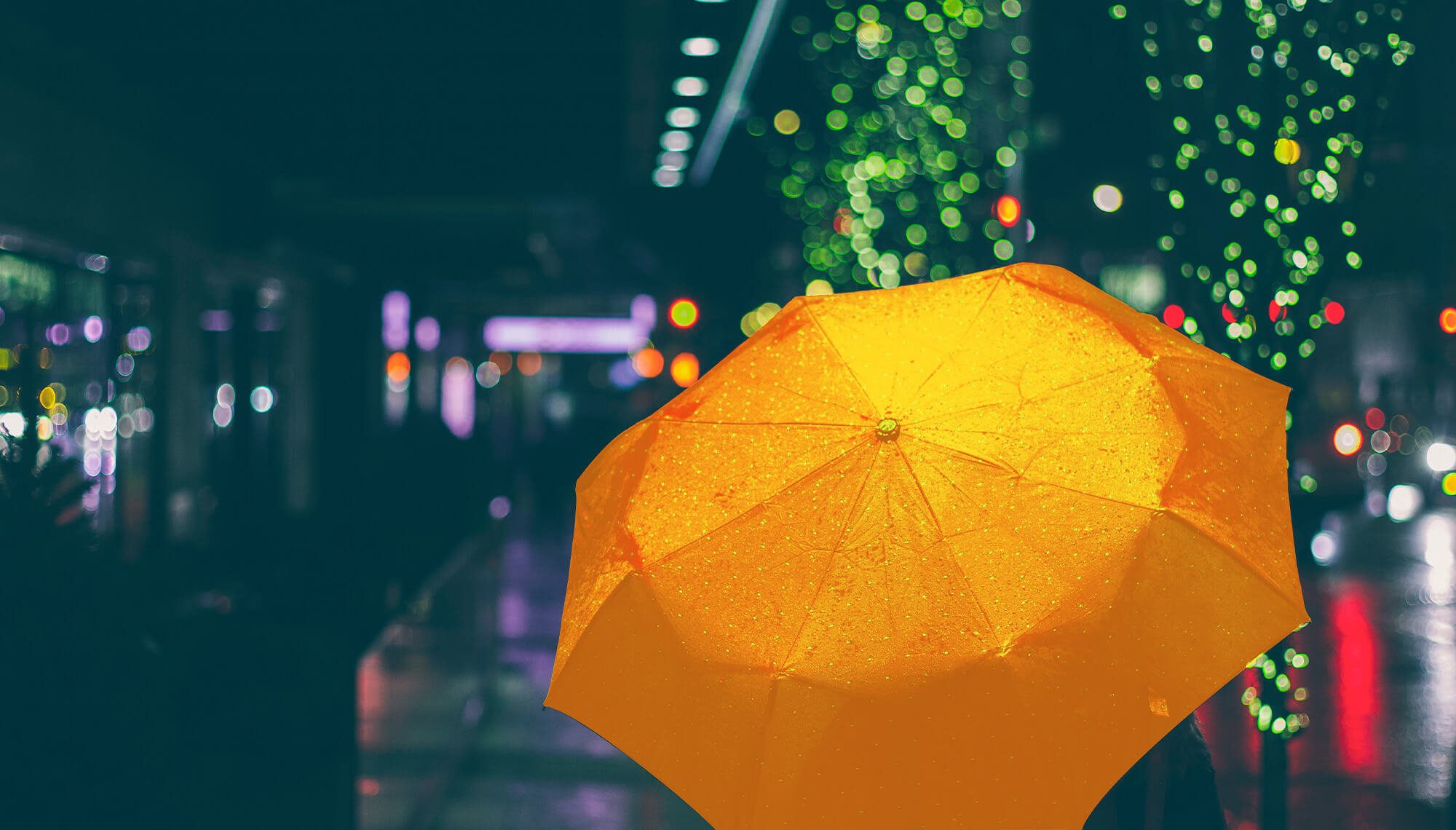 ombrello giallo sotto la pioggia