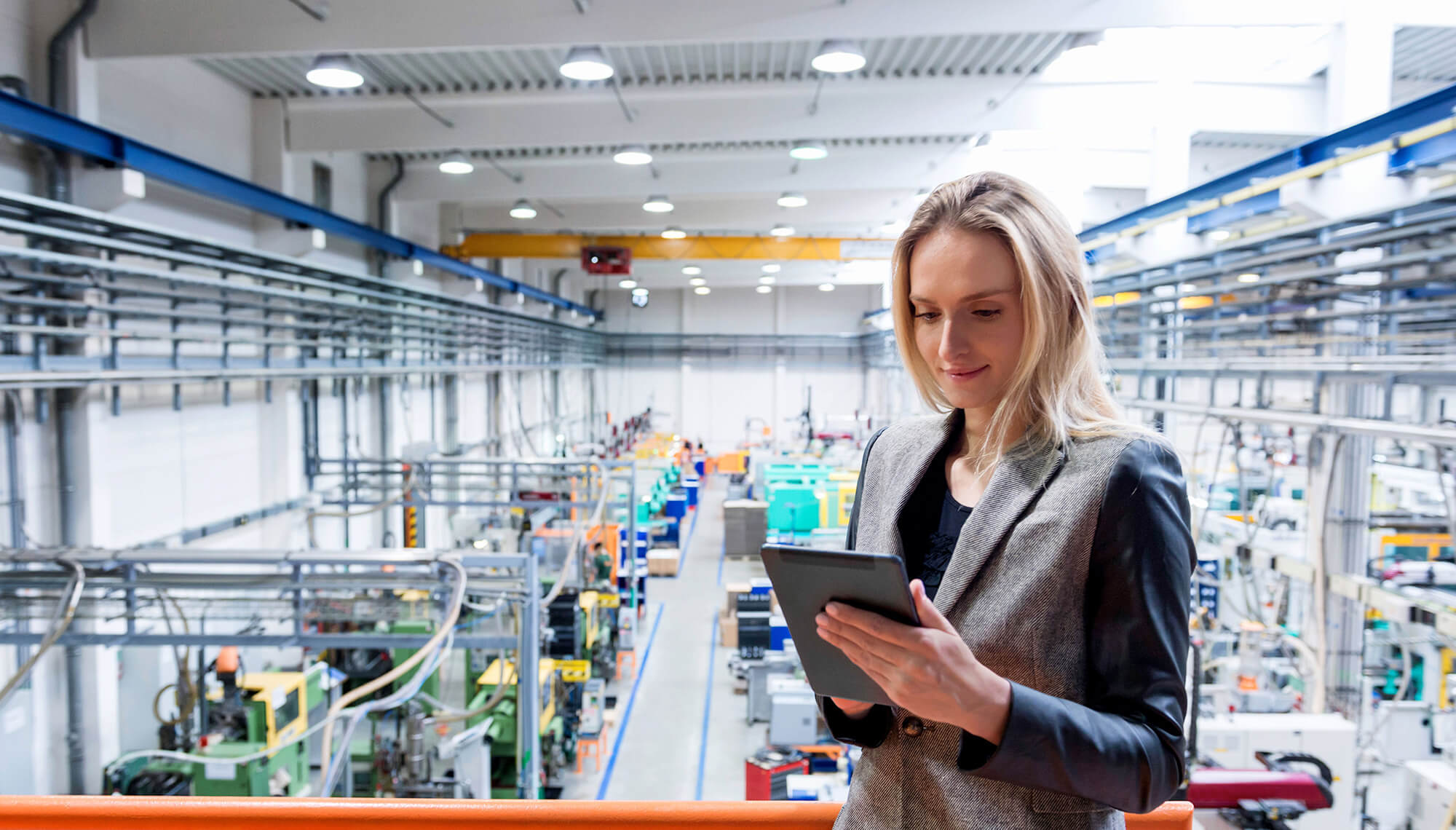 donna in una azienda di logistica con un tablet