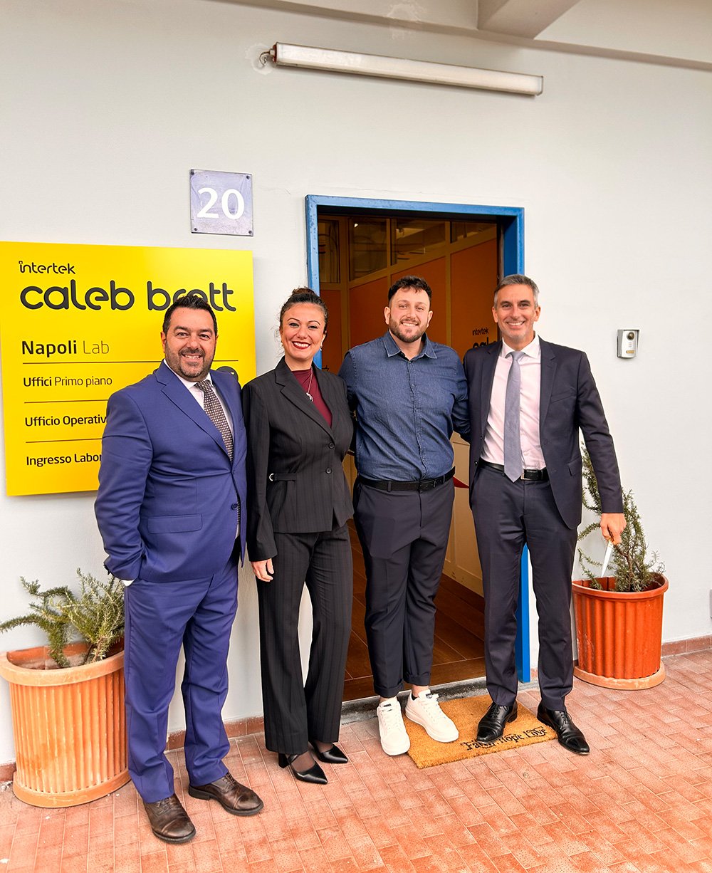 Un gruppo di dipendenti Intertek all'inaugurazione del Naples Lab